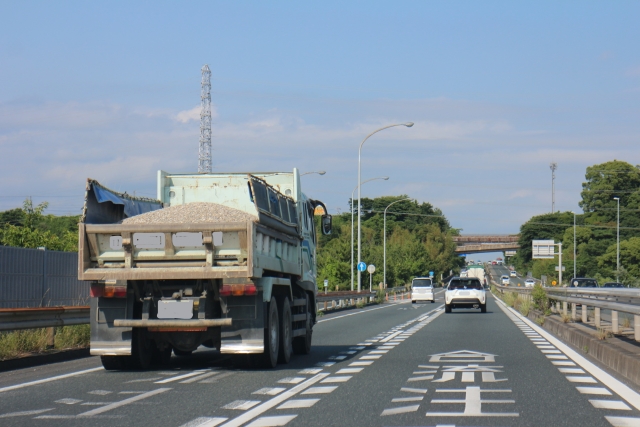 土砂積載　ダンプ